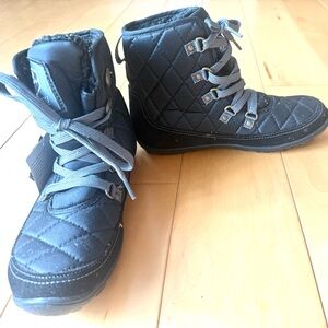 Khombu Black Quilted Boots with Gray Accents